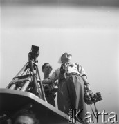 31.07.1955 - 4.08.1955, Warszawa, Polska.
V Światowy Festiwal Młodzieży i Studentów o Pokój i Przyjaźń. Operator kamery oraz fotograf podczas pracy przy festiwalu.
Fot. Irena Jarosińska, zbiory Ośrodka KARTA