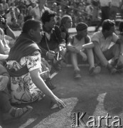 31.07.1955 - 4.08.1955, Warszawa, Polska.
V Światowy Festiwal Młodzieży i Studentów o Pokój i Przyjaźń. Członkowie zagranicznych delegacji na Stadionie X-lecia.
Fot. Irena Jarosińska, zbiory Ośrodka KARTA