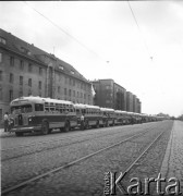 31.07.1955 - 4.08.1955, Warszawa, Polska.
V Światowy Festiwal Młodzieży i Studentów o Pokój i Przyjaźń. Autokary uczestników festiwalu.
Fot. Irena Jarosińska, zbiory Ośrodka KARTA