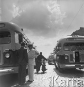 31.07.1955 - 4.08.1955, Warszawa, Polska.
V Światowy Festiwal Młodzieży i Studentów o Pokój i Przyjaźń. Autokary uczestników festiwalu.
Fot. Irena Jarosińska, zbiory Ośrodka KARTA