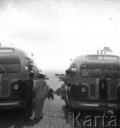 31.07.1955 - 4.08.1955, Warszawa, Polska.
V Światowy Festiwal Młodzieży i Studentów o Pokój i Przyjaźń. Autokary uczestników festiwalu.
Fot. Irena Jarosińska, zbiory Ośrodka KARTA