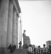 31.07.1955 - 4.08.1955, Warszawa, Polska.
V Światowy Festiwal Młodzieży i Studentów o Pokój i Przyjaźń. Uczestnicy festiwalu pod Pałacem Kultury i Nauki.
Fot. Irena Jarosińska, zbiory Ośrodka KARTA