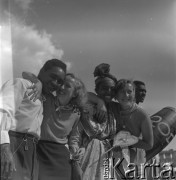 31.07.1955 - 4.08.1955, Warszawa, Polska.
V Światowy Festiwal Młodzieży i Studentów o Pokój i Przyjaźń. Zagraniczni delegaci pozują do zdjęcia.
Fot. Irena Jarosińska, zbiory Ośrodka KARTA