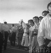 31.07.1955 - 4.08.1955, Warszawa, Polska.
V Światowy Festiwal Młodzieży i Studentów o Pokój i Przyjaźń. Uczestnicy festiwalu na płycie Stadionu X-lecia.
Fot. Irena Jarosińska, zbiory Ośrodka KARTA