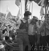 31.07.1955 - 4.08.1955, Warszawa, Polska.
V Światowy Festiwal Młodzieży i Studentów o Pokój i Przyjaźń. Uczestnicy festiwalu na płycie Stadionu X-lecia.
Fot. Irena Jarosińska, zbiory Ośrodka KARTA