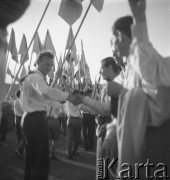 31.07.1955 - 4.08.1955, Warszawa, Polska.
V Światowy Festiwal Młodzieży i Studentów o Pokój i Przyjaźń. Uczestnicy witają się.
Fot. Irena Jarosińska, zbiory Ośrodka KARTA