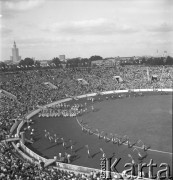 31.07.1955 - 4.08.1955, Warszawa, Polska.
V Światowy Festiwal Młodzieży i Studentów o Pokój i Przyjaźń. Widok z lotu ptaka na fragment Stadionu X-lecia podczas uroczystości prezentacji zagranicznych delegacji. W głębi widać Pałac Kultury i Nauki.
Fot. Irena Jarosińska, zbiory Ośrodka KARTA