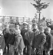 Lata 50., Warszawa, Polska.
Przedszkolaki w parku.
Fot. Irena Jarosińska, zbiory Ośrodka KARTA
