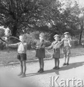 Lata 50., Warszawa, Polska.
Przedszkolaki w parku.
Fot. Irena Jarosińska, zbiory Ośrodka KARTA