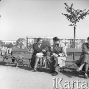 Lata 50., Warszawa, Polska.
Przedszkolak z rodzicami w parku.
Fot. Irena Jarosińska, zbiory Ośrodka KARTA