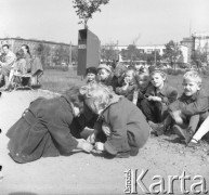 Lata 50., Warszawa, Polska.
Przedszkolaki w parku.
Fot. Irena Jarosińska, zbiory Ośrodka KARTA