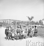 Lata 50., Warszawa, Polska.
Przedszkolaki w parku.
Fot. Irena Jarosińska, zbiory Ośrodka KARTA