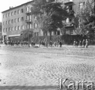 Lata 50., Warszawa, Polska.
Przedszkolaki w drodze do parku.
Fot. Irena Jarosińska, zbiory Ośrodka KARTA