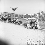 Lata 50., Warszawa, Polska.
Przedszkolaki w parku.
Fot. Irena Jarosińska, zbiory Ośrodka KARTA