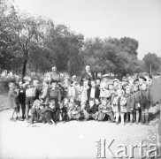 Lata 50., Warszawa, Polska.
Przedszkolaki w parku.
Fot. Irena Jarosińska, zbiory Ośrodka KARTA