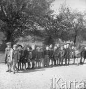 Lata 50., Warszawa, Polska.
Przedszkolaki w parku.
Fot. Irena Jarosińska, zbiory Ośrodka KARTA