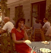 Lata 50.-60., Warszawa, Polska.
W kawiarni.
Fot. Irena Jarosińska, zbiory Ośrodka KARTA