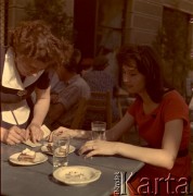 Lata 50.-60., Warszawa, Polska.
W kawiarni.
Fot. Irena Jarosińska, zbiory Ośrodka KARTA