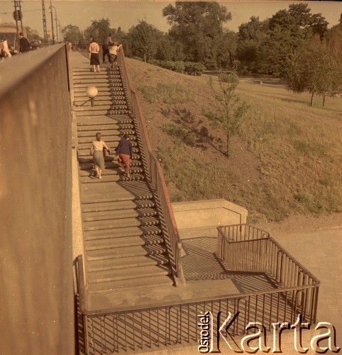 Lata 50.-60., Warszawa, Polska.
Przy moście Śląsko-Dąbrowskim.
Fot. Irena Jarosińska, zbiory Ośrodka KARTA