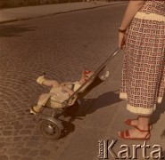 Lata 50.-60., Warszawa, Polska.
Matka z dzieckiem.
Fot. Irena Jarosińska, zbiory Ośrodka KARTA