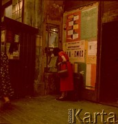 Lata 50.-60., Warszawa, Polska.
Przy kasie biletowej.
Fot. Irena Jarosińska, zbiory Ośrodka KARTA