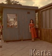 Lata 50.-60., Warszawa, Polska.
Kobieta przy kiosku.
Fot. Irena Jarosińska, zbiory Ośrodka KARTA