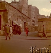 Lata 50.-60., Warszawa, Polska.
Przechodnie wśród zrujnowanych kamienic.
Fot. Irena Jarosińska, zbiory Ośrodka KARTA