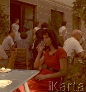 Lata 50.-60., Warszawa, Polska.
W kawiarni.
Fot. Irena Jarosińska, zbiory Ośrodka KARTA
