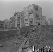 lata 60-te, Lublin, Polska
Dzieci na osiedlu Lubelskiej Spółdzielni Mieszkaniowej. 
Fot. Irena Jarosińska, zbiory Ośrodka KARTA