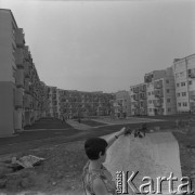 lata 60-te, Lublin, Polska
Osiedle Lubelskiej Spółdzielni Mieszkaniowej. Kobieta z mapą województwa warszawskiego.
Fot. Irena Jarosińska, zbiory Ośrodka KARTA