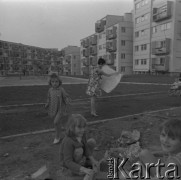 lata 60-te, Lublin, Polska
Dzieci na osiedlu Lubelskiej Spółdzielni Mieszkaniowej, w tle kobieta z mapą województwa warszawskiego. 
Fot. Irena Jarosińska, zbiory Ośrodka KARTA