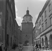 lata 60-te lub lata 70-te, Lublin, Polska
Brama Krakowska od strony Starego Miasta. Po prawej stronie widać aptekę społeczną.
Fot. Irena Jarosińska, zbiory Ośrodka KARTA
