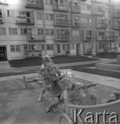 lata 60-te, Lublin, Polska
Dzieci na osiedlu Lubelskiej Spółdzielni Mieszkaniowej. 
Fot. Irena Jarosińska, zbiory Ośrodka KARTA