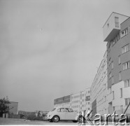 lata 60-te, Lublin, Polska
Osiedle Lubelskiej Spółdzielni Mieszkaniowej. Volkswagen Garbus przed jednym z bloków.
Fot. Irena Jarosińska, zbiory Ośrodka KARTA