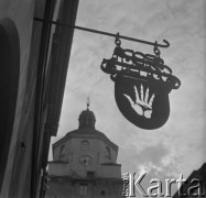 lata 60-te lub lata 70-te, Lublin, Polska
Brama Krakowska od strony Starego Miasta. Na pierwszym planie widać szyld z Czarcią Łapą.
Fot. Irena Jarosińska, zbiory Ośrodka KARTA
