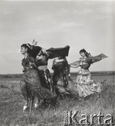 lata 60-te lub 70-te, okolice Serocka, Polska.
Tańczące na łące Cyganki.
Fot. Irena Jarosińska, zbiory Ośrodka Karta.