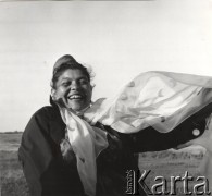 lata 60-te lub 70-te, okolice Serocka, Polska.
Cyganka z powiewającą na wietrze chustką.
Fot. Irena Jarosińska, zbiory Ośrodka Karta.
