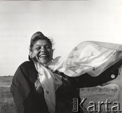 lata 60-te lub 70-te, okolice Serocka, Polska.
Cyganka z powiewającą na wietrze chustką.
Fot. Irena Jarosińska, zbiory Ośrodka Karta.