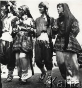 lata 60-te lub 70-te, okolice Serocka, Polska.
Tańczący Cyganie.
Fot. Irena Jarosińska, zbiory Ośrodka Karta.