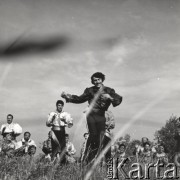 lata 60-te lub 70-te, okolice Serocka, Polska.
Tańczący Cyganie.
Fot. Irena Jarosińska, zbiory Ośrodka Karta.