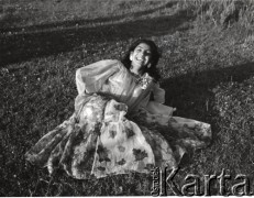 lata 60-te lub 70-te, okolice Serocka, Polska.
Cyganka na łące.
Fot. Irena Jarosińska, zbiory Ośrodka Karta.