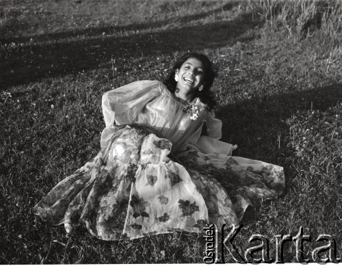 lata 60-te lub 70-te, okolice Serocka, Polska.
Cyganka na łące.
Fot. Irena Jarosińska, zbiory Ośrodka Karta.