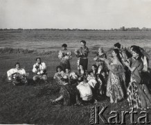 lata 60-te lub 70-te, okolice Serocka, Polska.
Muzykujący Cyganie nad rzeką.
Fot. Irena Jarosińska, zbiory Ośrodka Karta.