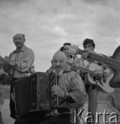 lata 60-te lub 70-te, okolice Serocka, Polska.
Cygański Zespół Pieśni i Tańca 