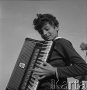 lata 60-te lub 70-te, okolice Serocka, Polska.
Chłopiec z Cygańskiego Zespołu Pieśni i Tańca 