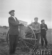 1961, Nużewo, Polska.
Rodzina Ireneusza Palińskiego - złotego medalisty w podnoszeniu ciężarów na Igrzyskach Olimpijskich w Rzymie.
Fot. Irena Jarosińska, zbiory Ośrodka Karta.
