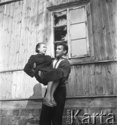 1961, Nużewo, Polska.
Ireneusz Paliński, mistrz olimpijski w podnoszeniu ciężarów, w rodzinnej wsi, n/z ze swoją nauczycielką Eugenią Pistrowicz przed budynkiem szkoły podstawowej.
Fot. Irena Jarosińska, zbiory Ośrodka KARTA