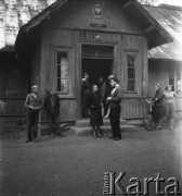 1961, Nużewo, Polska.
Złoty medalista w podnoszeniu ciężarów na Igrzyskach Olimpijskich w Rzymie Ireneusz Paliński ze swoją rodziną przed budynkiem szkoły podstawowej.
Fot. Irena Jarosińska, zbiory Ośrodka Karta.