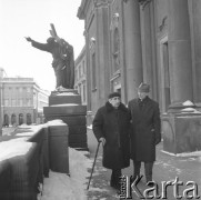 22.02-13.03.1965, Warszawa, Polska.
VII Międzynarodowy Konkurs Pianistyczny im. Fryderyka Chopina. Przewodniczący jury konkursu prof. Zbigniew Drzewiecki (z lewej) i kompozytor Kazimierz Sikorski przed kościołem Świętego Krzyża na Krakowskim Przedmieściu, w którym znajduje się urna z sercem Fryderka Chopina. 
Fot. Irena Jarosińska, zbiory Ośrodka KARTA