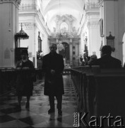 22.02-13.03.1965, Warszawa, Polska.
VII Międzynarodowy Konkurs Pianistyczny im. Fryderyka Chopina. Kompozytor Kazimierz Sikorski w kościole Świętego Krzyża na Krakowskim Przedmieściu, w którym znajduje się urna z sercem Fryderka Chopina. 
Fot. Irena Jarosińska, zbiory Ośrodka KARTA